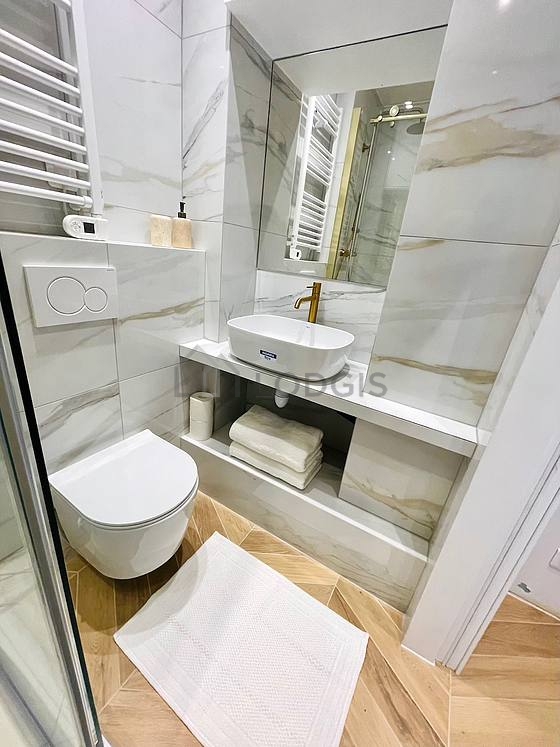 Salle de bain équipée de serviettes de bain