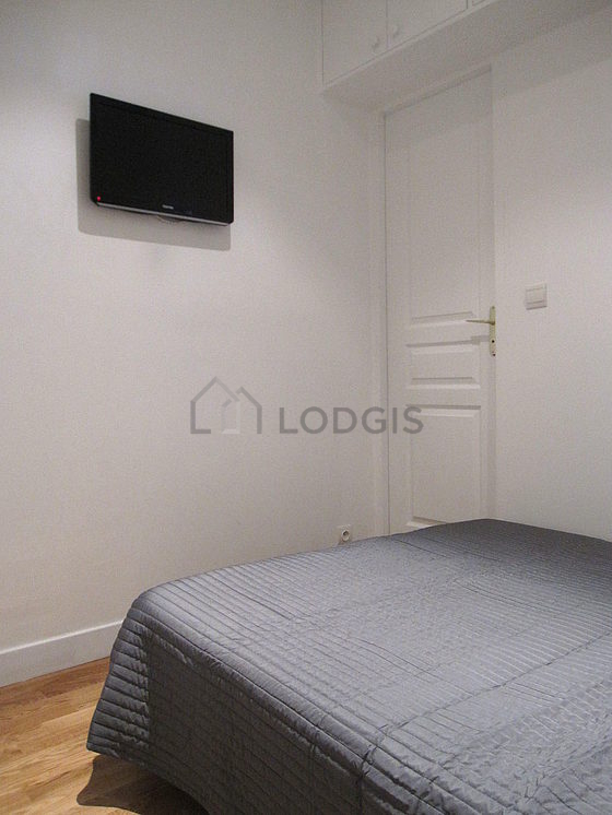 Chambre avec fenêtres double vitrage donnant sur cour