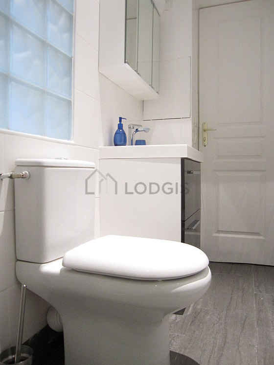 Salle de bain équipée de serviettes de bain