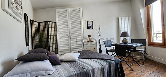 Chambre avec du parquet au sol