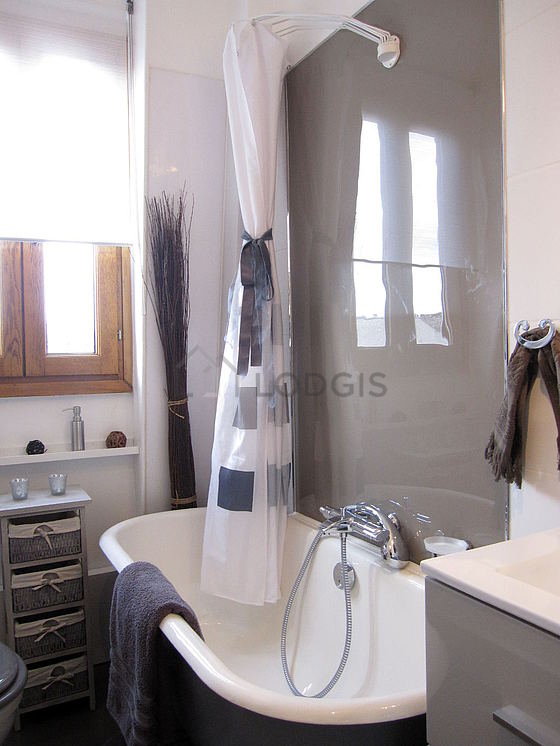 Salle de bain équipée de serviettes de bain