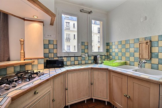 Belle cuisine avec du carrelage au sol