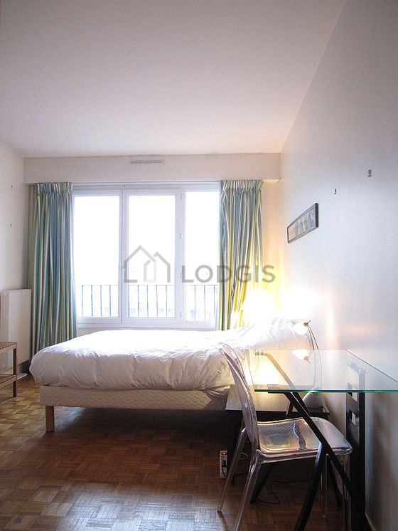 Chambre avec du parquet au sol