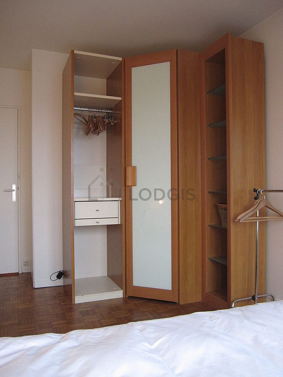 Chambre avec fenêtres double vitrage donnant sur rue
