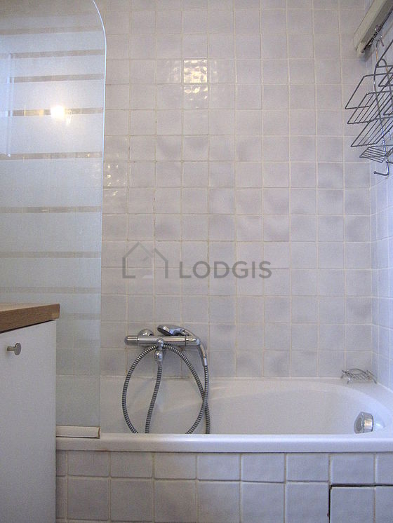 Salle de bain équipée de serviettes de bain