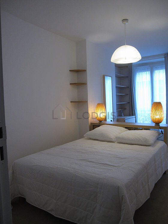 Chambre de 15m² avec la moquette au sol