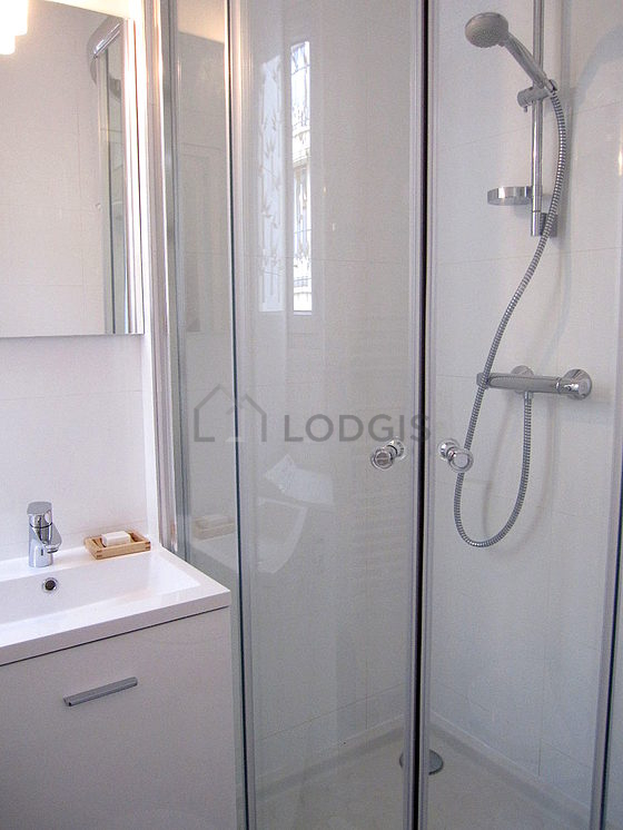 Salle de bain équipée de lave linge, serviettes de bain