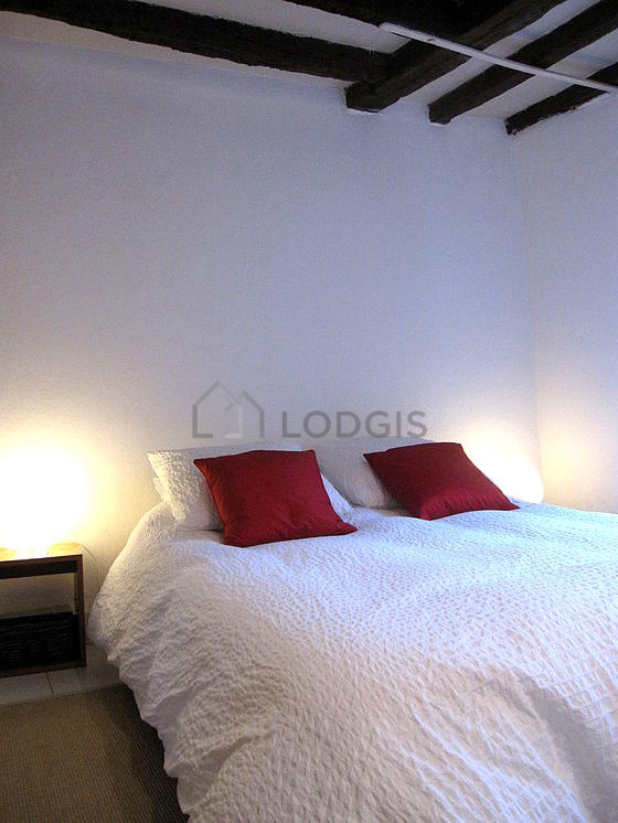 Chambre avec du carrelage au sol