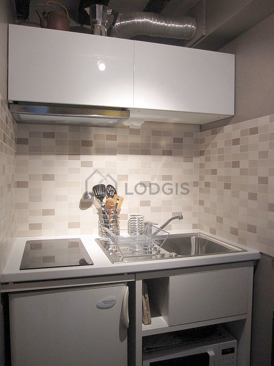 Cuisine équipée de plaques de cuisson, réfrigerateur, freezer, hotte