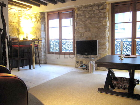 Séjour calme équipé de télé, chaine hifi, 1 fauteuil(s), 4 chaise(s)