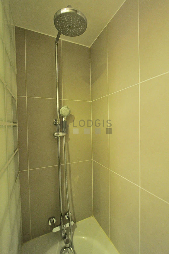 Salle de bain équipée de lave linge, sèche linge, serviettes de bain