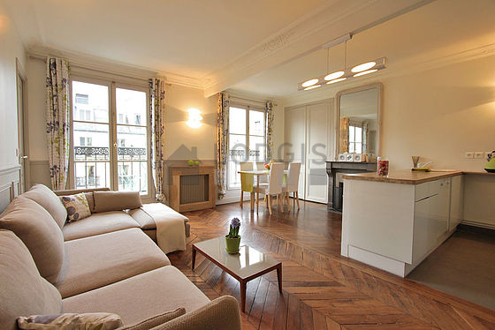 Séjour calme équipé de télé, chaine hifi, placard, 4 chaise(s)