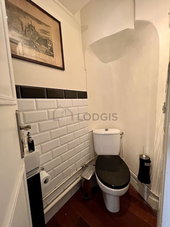 Toilettes indépendantes de la salle d'eau