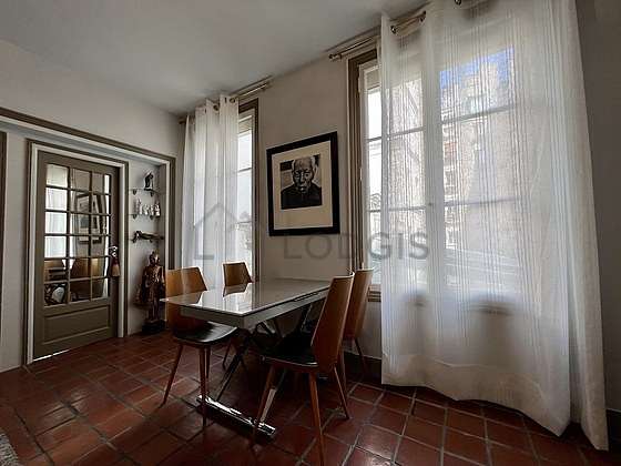 Great, very quiet and bright sitting room of an apartment in Paris