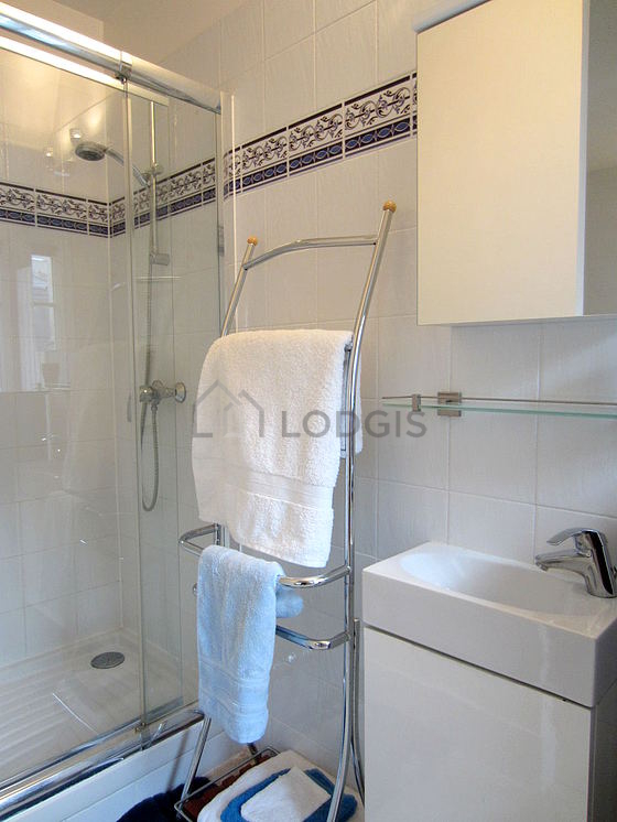 Bathroom equipped with bath towels