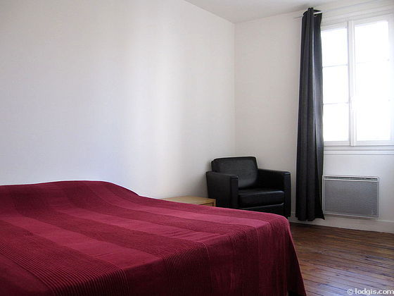 Chambre avec du parquet au sol
