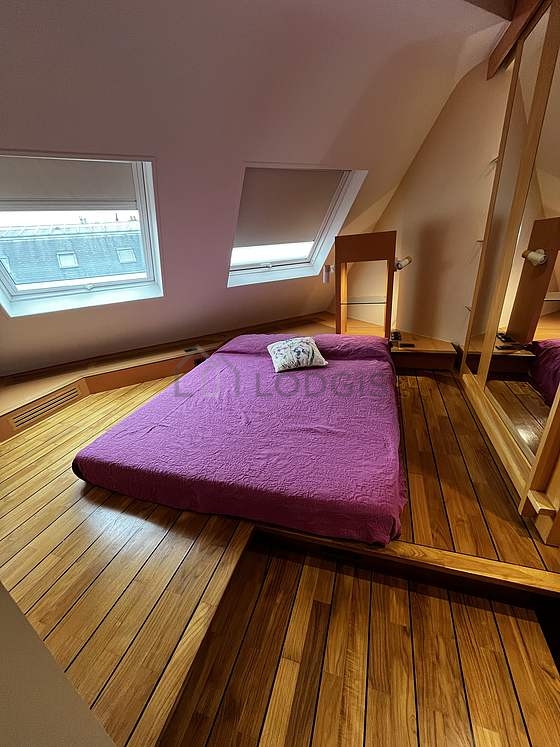 Chambre avec du parquet au sol