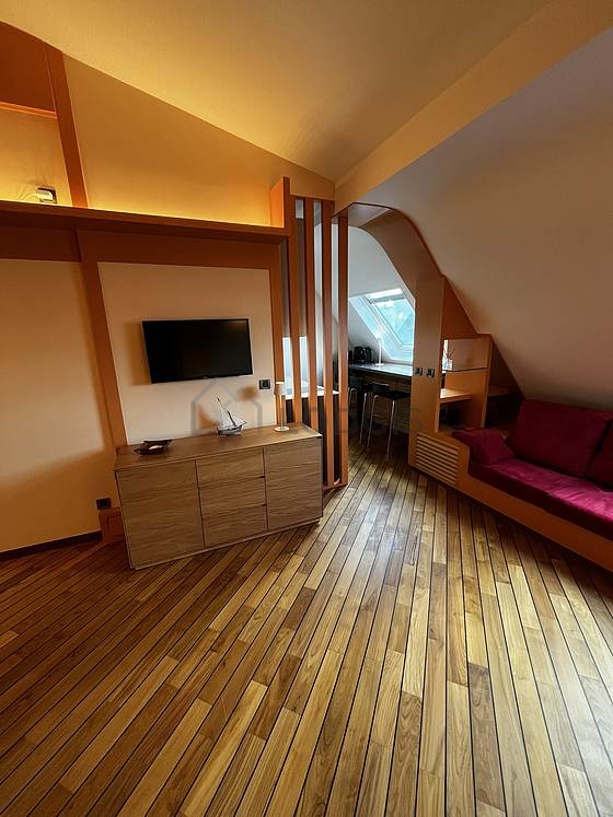Salon avec du parquet au sol