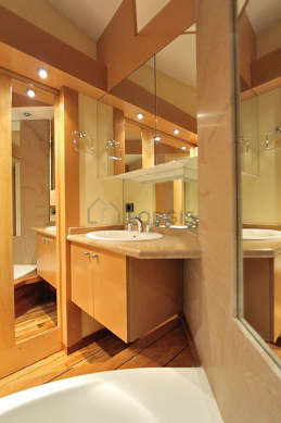 Beautiful bathroom with woodenfloor