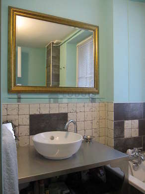 Belle salle de bain avec fenêtres double vitrage et du parquetau sol