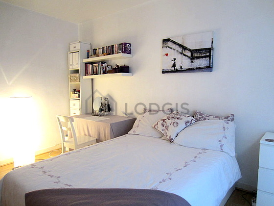 Chambre avec du parquet au sol