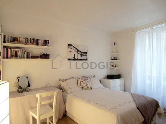 Chambre avec fenêtres double vitrage donnant sur rue
