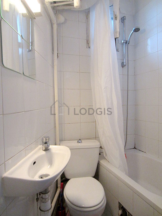 Salle de bain équipée de serviettes de bain