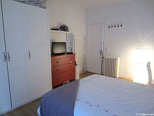 Bright bedroom equipped with tv, 1 chair(s)