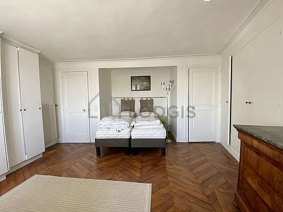 Very bright bedroom equipped with hi-fi stereo, 1 chair(s)