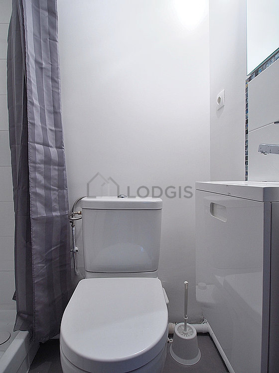 Bathroom equipped with bath towels