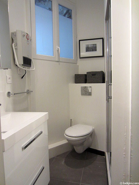 Salle de bain équipée de serviettes de bain
