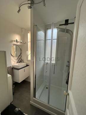Belle salle de bain très claire avec fenêtres double vitrage et du carrelageau sol