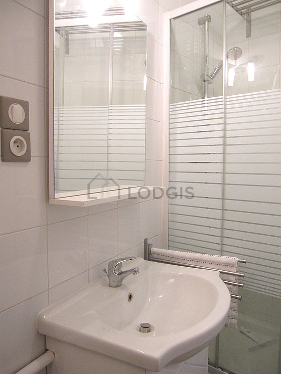Beautiful bathroom with windows and with tile floor