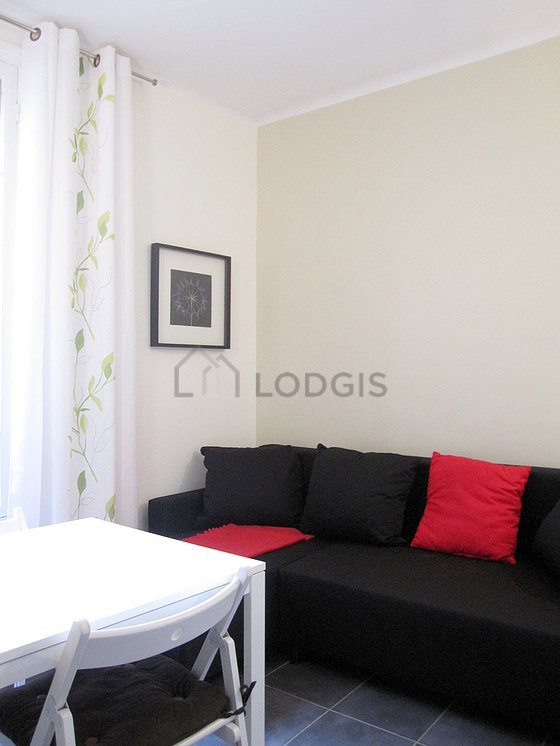 Living room of 8m² with tile floor
