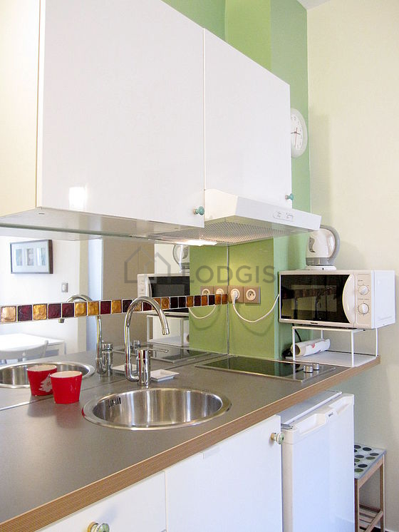 Cuisine équipée de plaques de cuisson, réfrigerateur, freezer, hotte