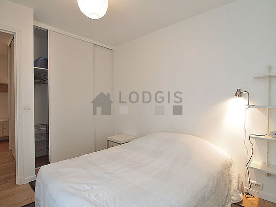 Chambre avec du parquet au sol
