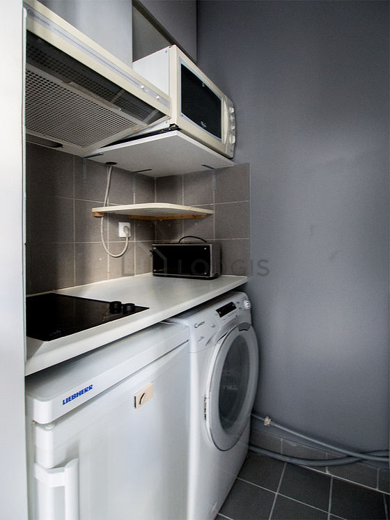 Cuisine équipée de lave linge, sèche linge, réfrigerateur, freezer