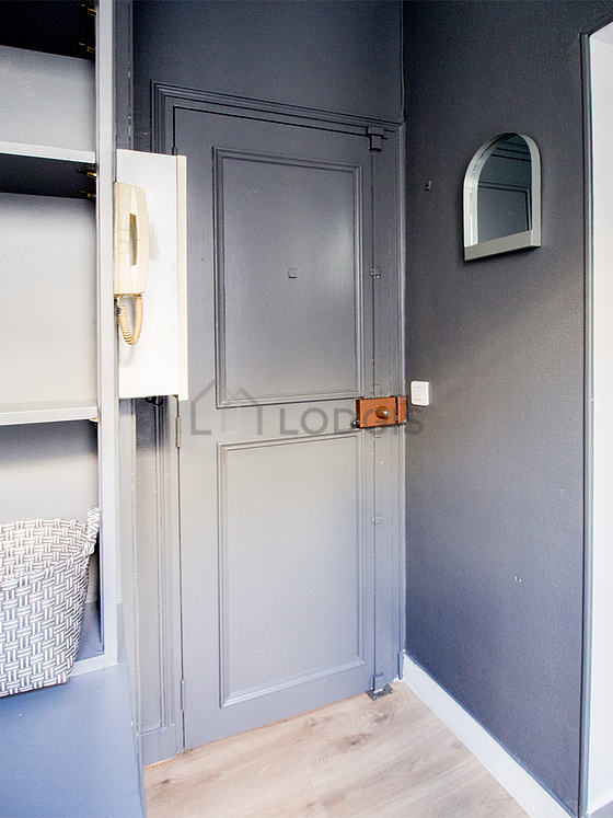 Très belle entrée avec du parquet au sol