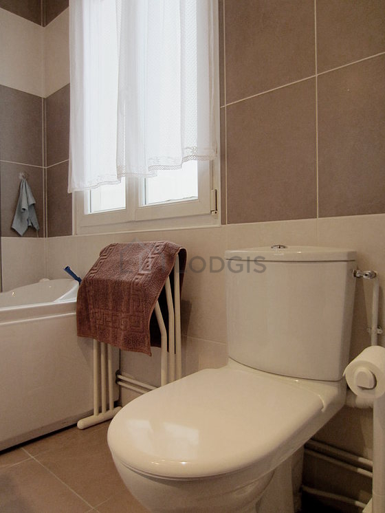 Salle de bain équipée de lave linge, serviettes de bain