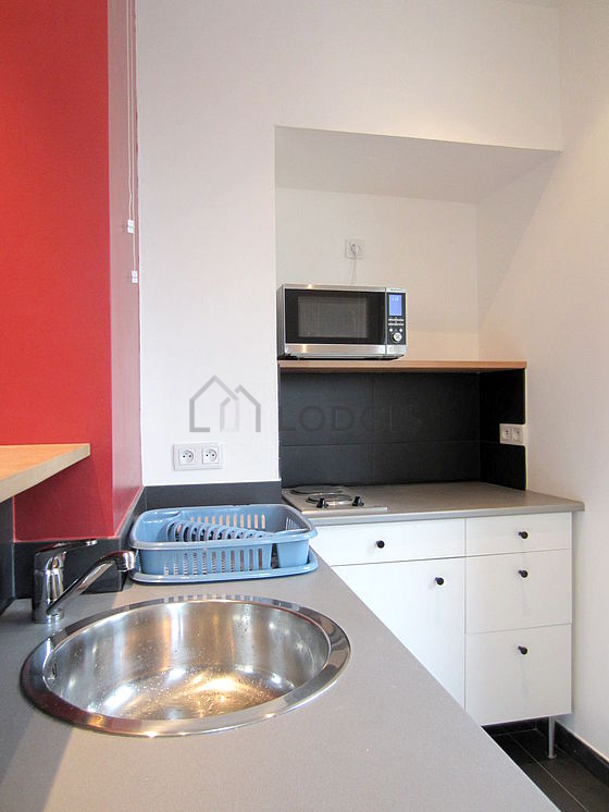 Cuisine équipée de plaques de cuisson, réfrigerateur, freezer, vaisselle