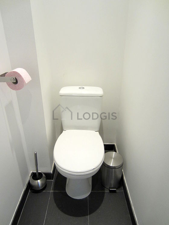 Toilettes indépendantes de la salle d'eau