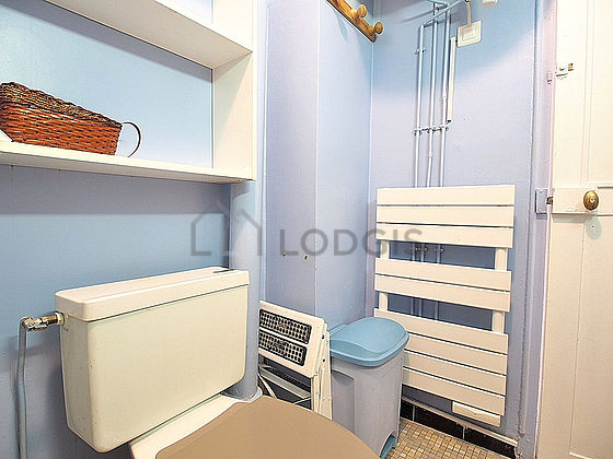 Salle de bain équipée de serviettes de bain