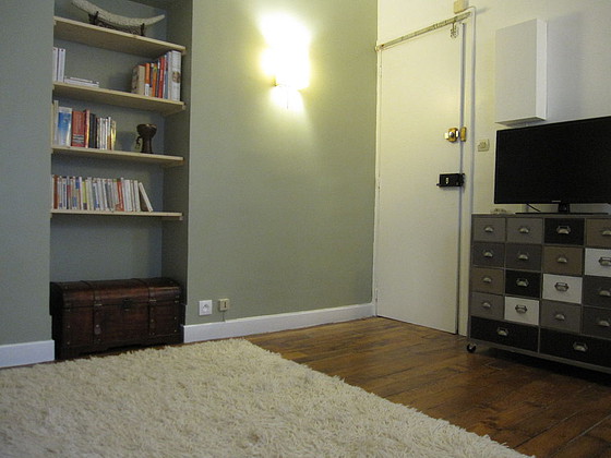 Living room furnished with 2 chair(s)