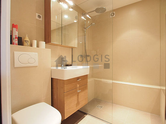 Belle salle de bain claire avec du carrelage au sol