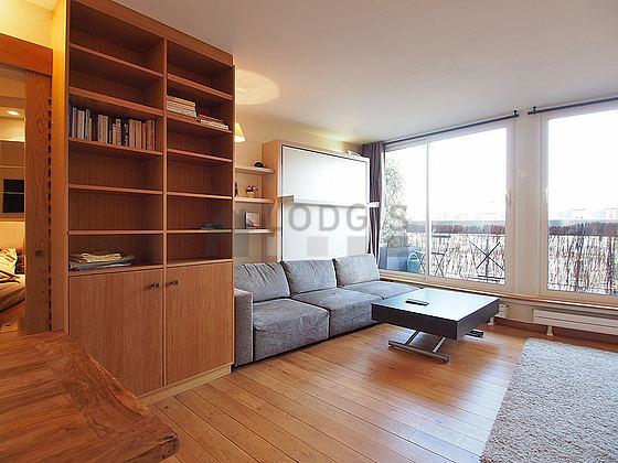 Salon avec du parquet au sol