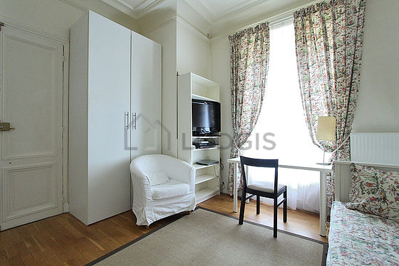 Bright living room furnished with 1 armchair(s), 1 chair(s)