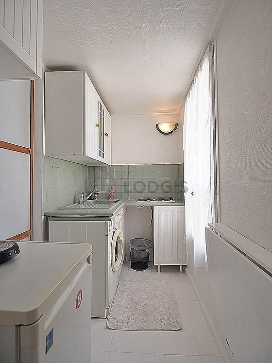 Kitchen where you can have dinner for 2 person(s) equipped with hob, refrigerator, freezer, crockery