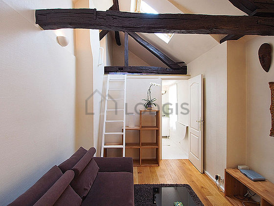 Mezzanine with a high ceiling with coco floor