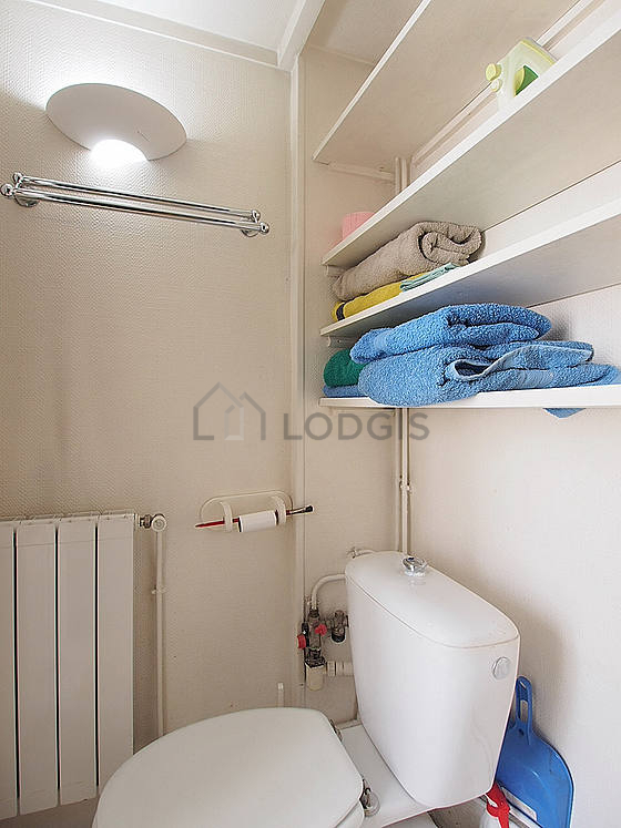 Salle de bain avec du carrelage au sol