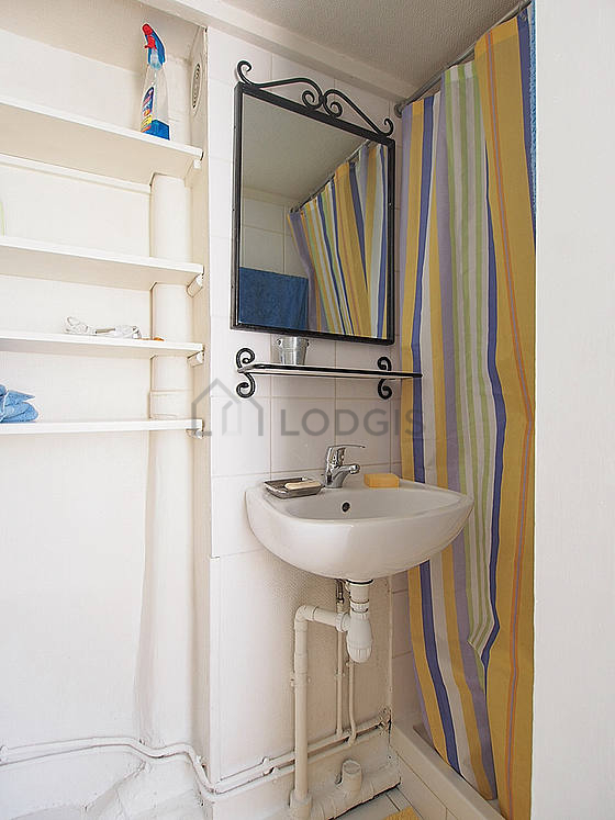 Salle de bain équipée de serviettes de bain